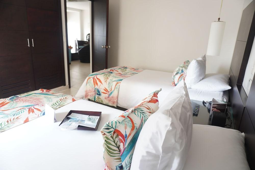 Hotel Capilla Del Mar Cartagena Exteriör bild A bedroom at the hotel