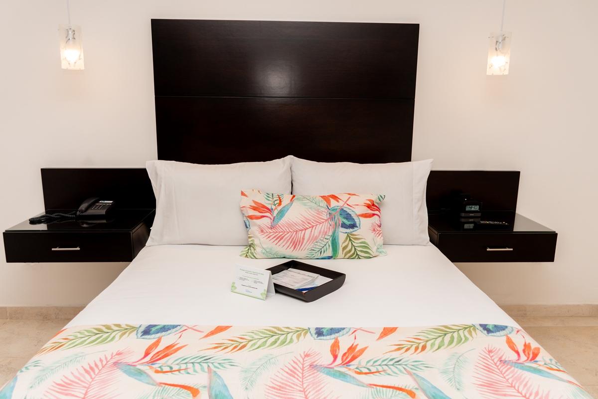 Hotel Capilla Del Mar Cartagena Exteriör bild A bed with a duvet
