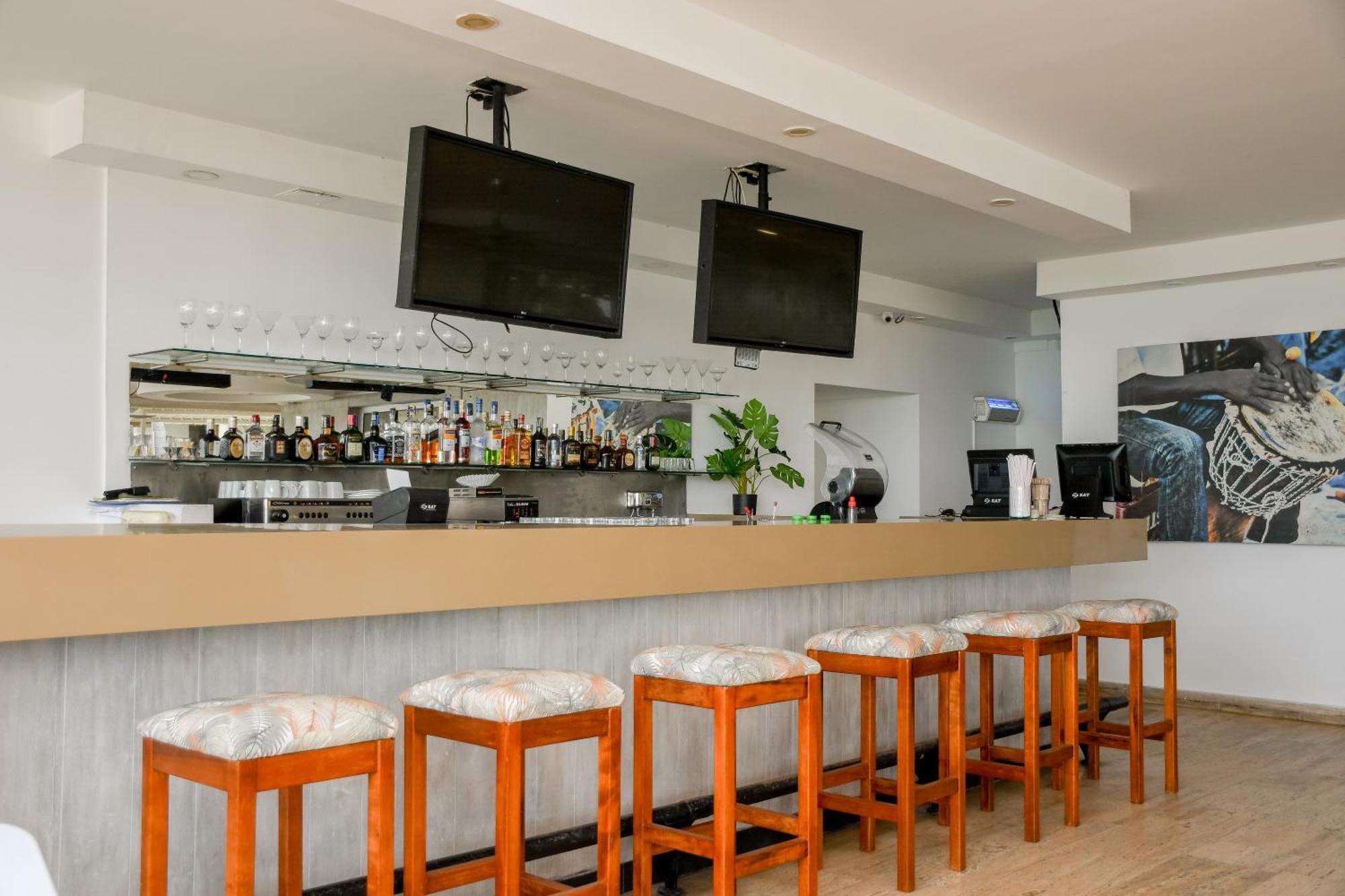 Hotel Capilla Del Mar Cartagena Exteriör bild A bar in a hotel