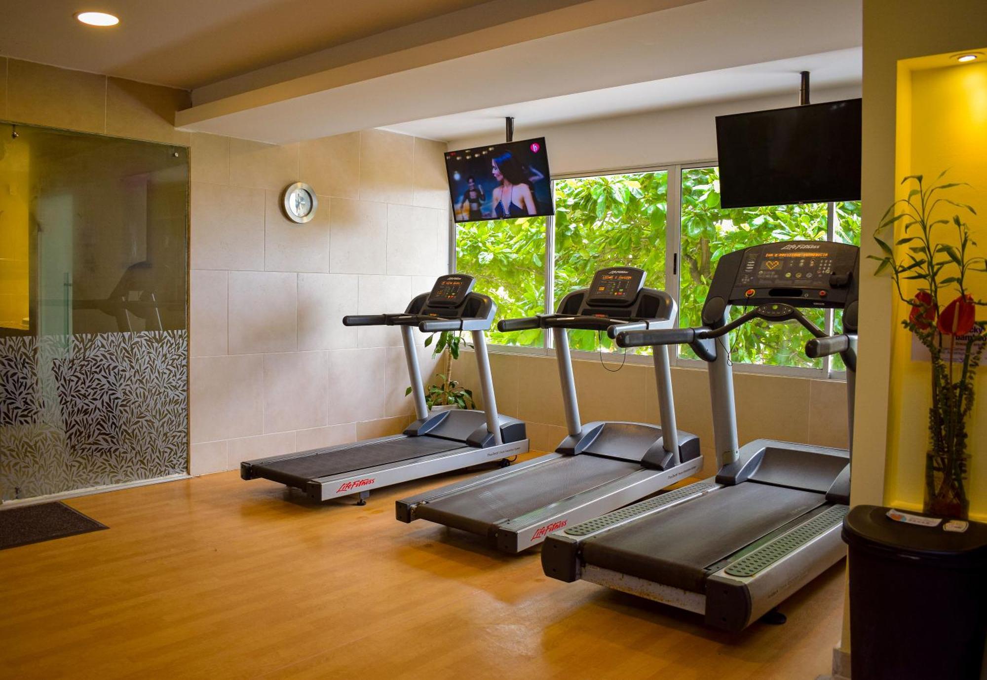 Hotel Capilla Del Mar Cartagena Exteriör bild Treadmills at a gym