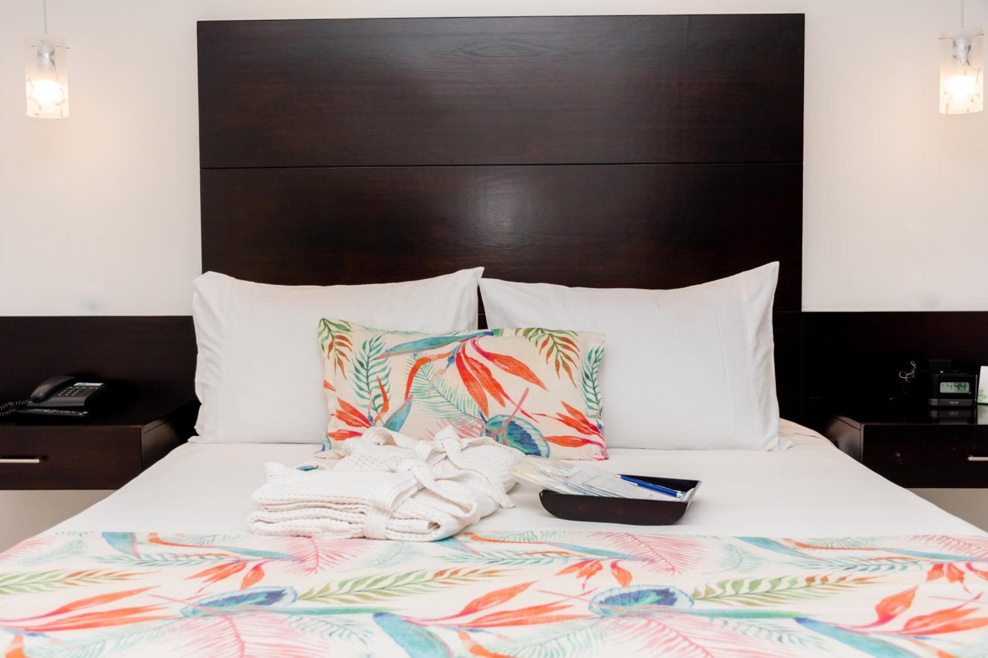 Hotel Capilla Del Mar Cartagena Exteriör bild A bed with a headboard