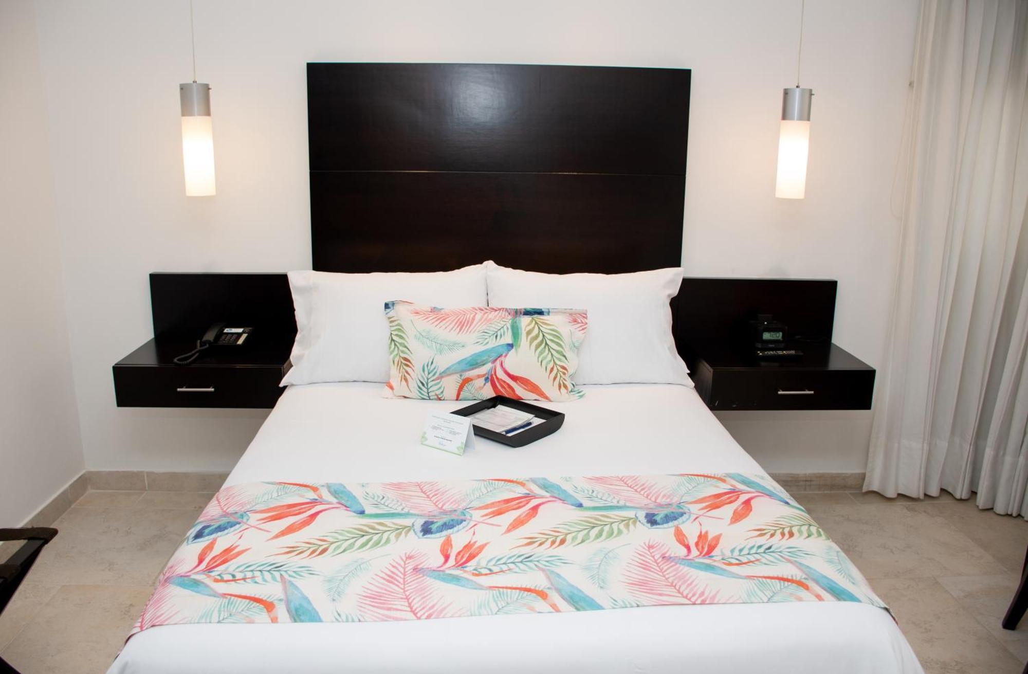 Hotel Capilla Del Mar Cartagena Exteriör bild A bed with a bed runner